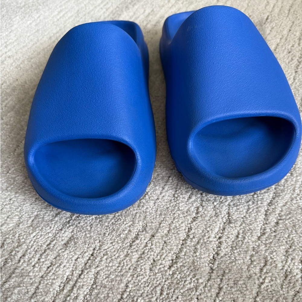 Yeezy Slides Blue size 9